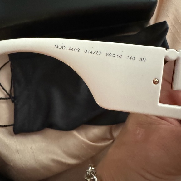 💎🤍Versace Sunglasses 🕶️💎🤍 - Picture 4 of 4